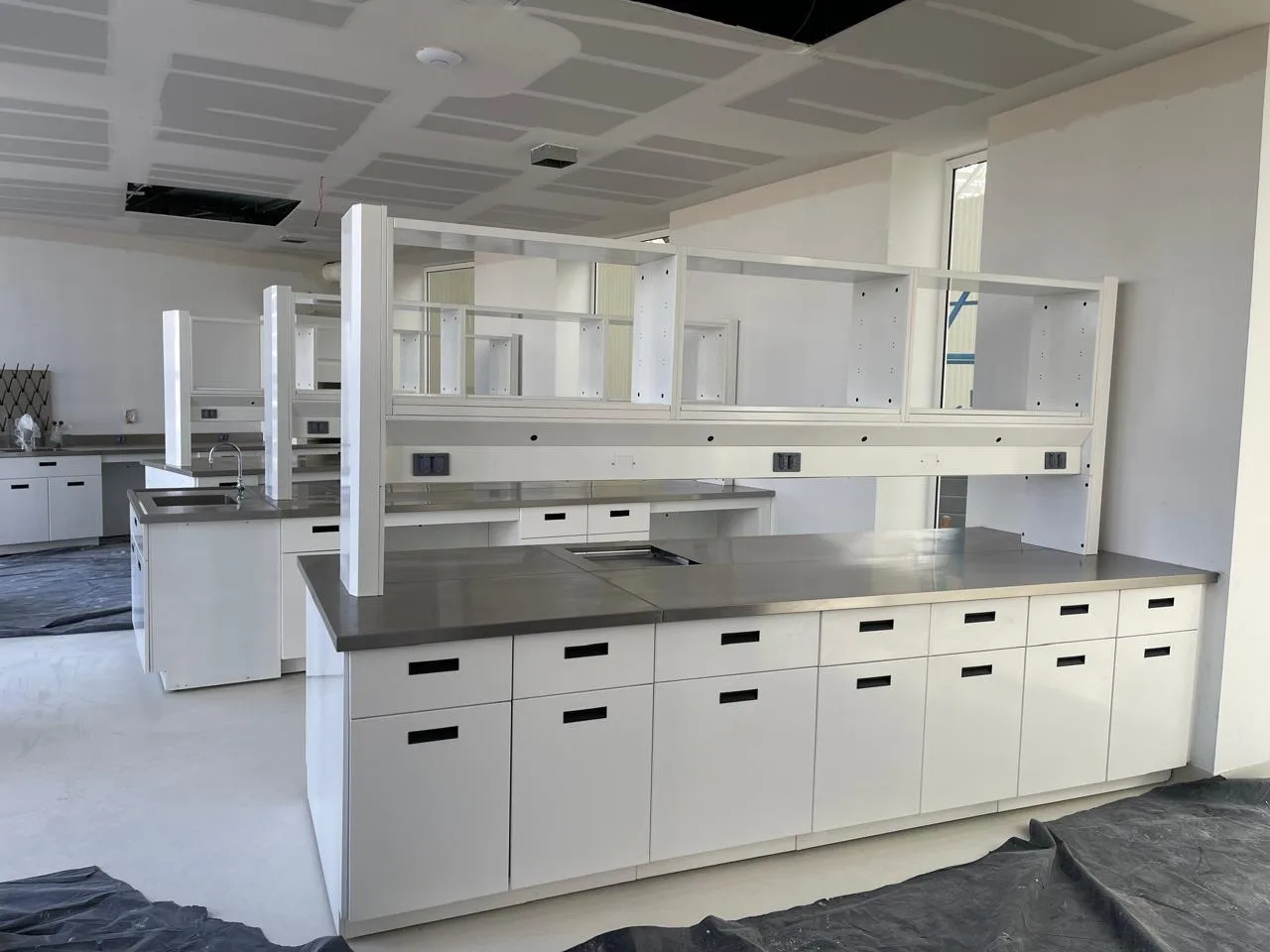 Mesas de laboratorio con cubierta de acero inoxidable — AVYNA Cosméticos Guadalajara